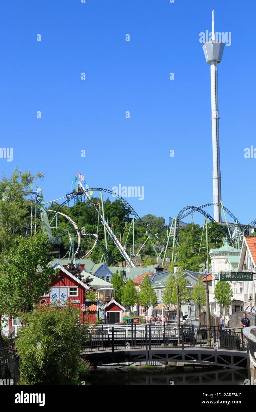 Vue sur Storgatan, les pistes de montagnes russes et la grande tour de l'attraction Atmosspeur dans le parc à thème Liseberg de la ville de Göteborg, en Suède. Banque D'Images