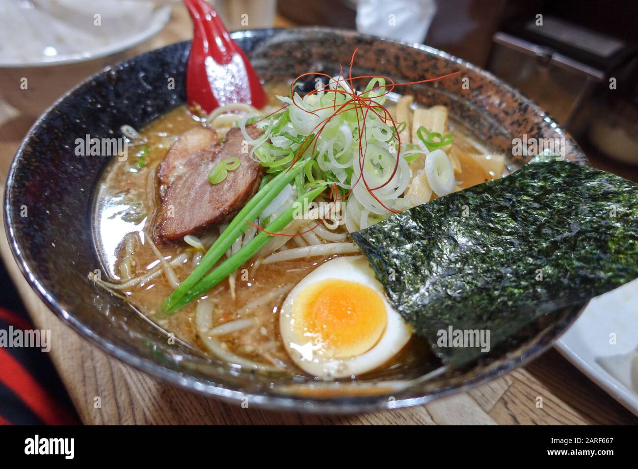 Le ramen est un plat japonais de nouilles servi dans un bouillon à base de viande ou de poisson aromatisé à la sauce soya ou au miso avec du porc tranché et d'autres garnitures. Banque D'Images