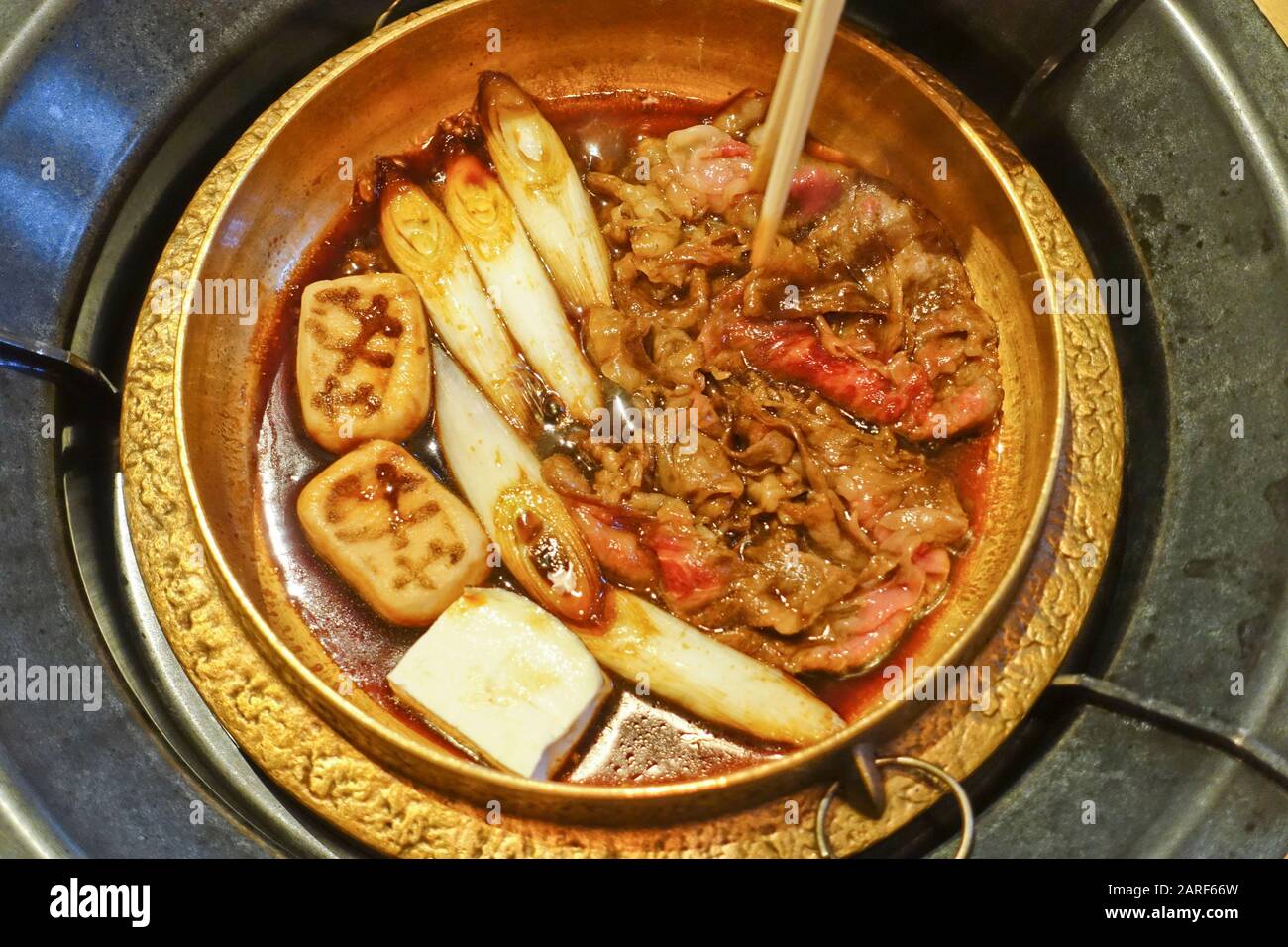 Le sukiyaki est un plat japonais composé de viande, légumes, tofu, champignons, nouilles et mélange de dashi, saki, miron, sauce soja et sucre. Banque D'Images