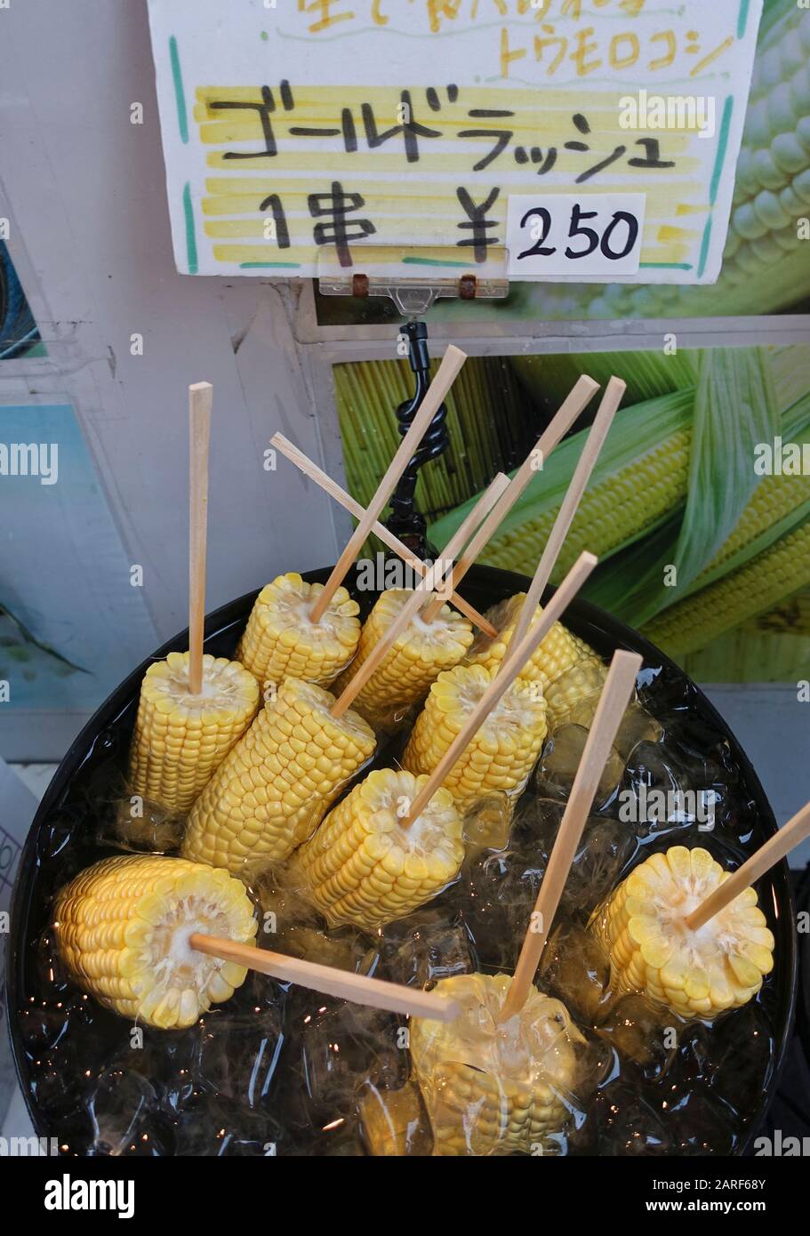 C'est du maïs doux cru trempé dans l'eau de glace, un soin sain et doux pour une collation d'été qui peut être trouvé dans les rues de Sapporo. Banque D'Images