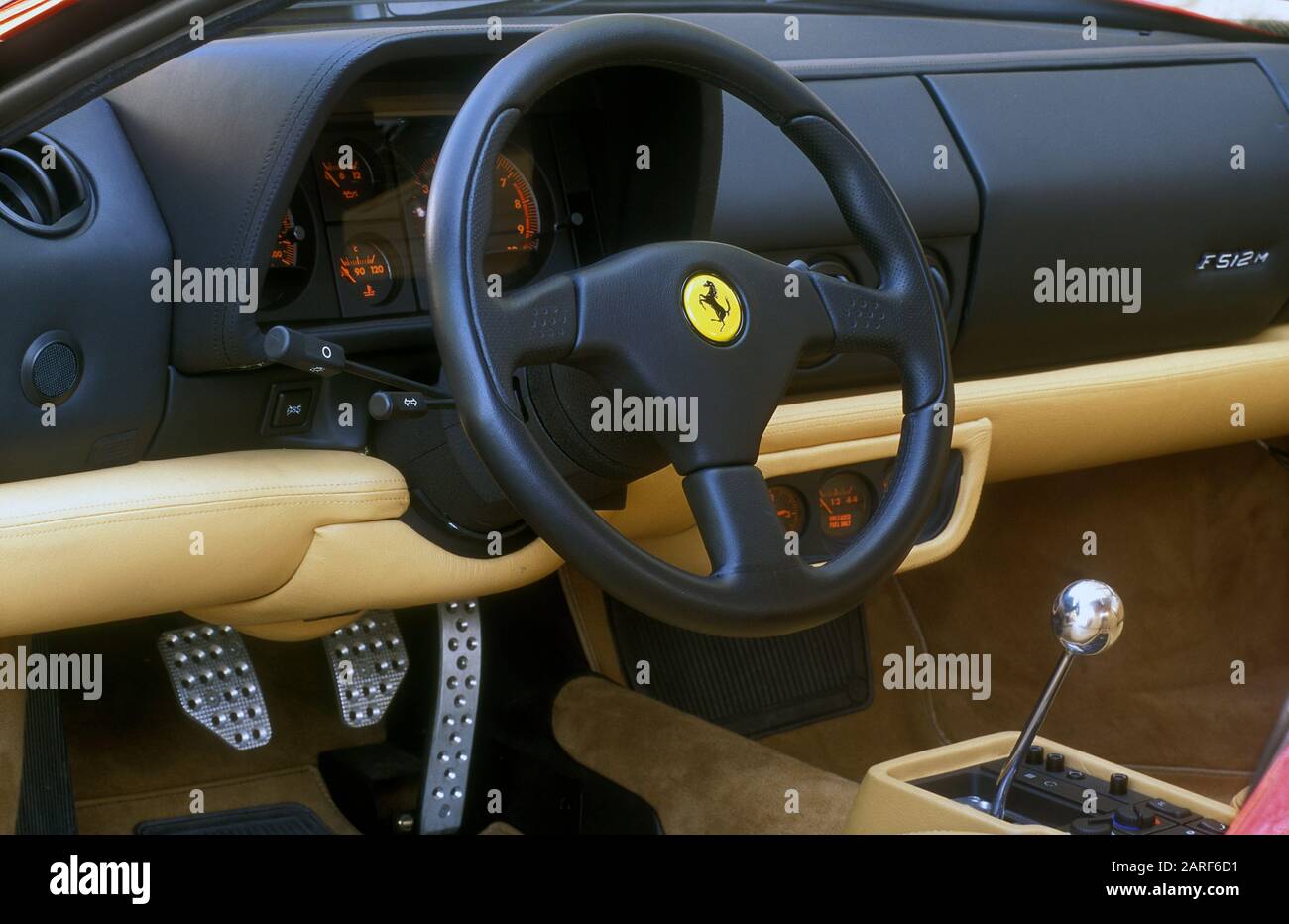Intérieur d'une Ferrari F512 M sur la route près de Modène Italie 1994 Banque D'Images