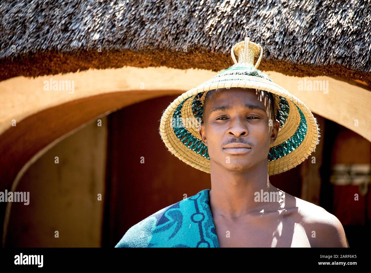 Lesedi Cultural Village, AFRIQUE DU SUD - 4 novembre 2016 : portrait d'un jeune homme du Basotho tribesman. Les Basotho, ou tribu bantu sont des gens de montagne o Banque D'Images