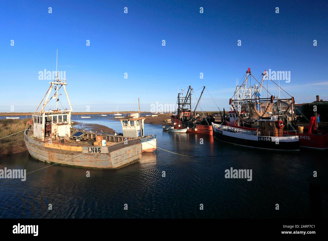 Vue sur les bateaux de pêche à Brancaster Staithe Quay, North Norfolk, Angleterre, Royaume-Uni Banque D'Images