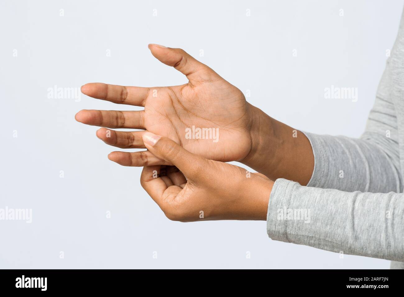 Gros plan sur la main de la femme avec le syndrome du doigt engourdi Banque D'Images