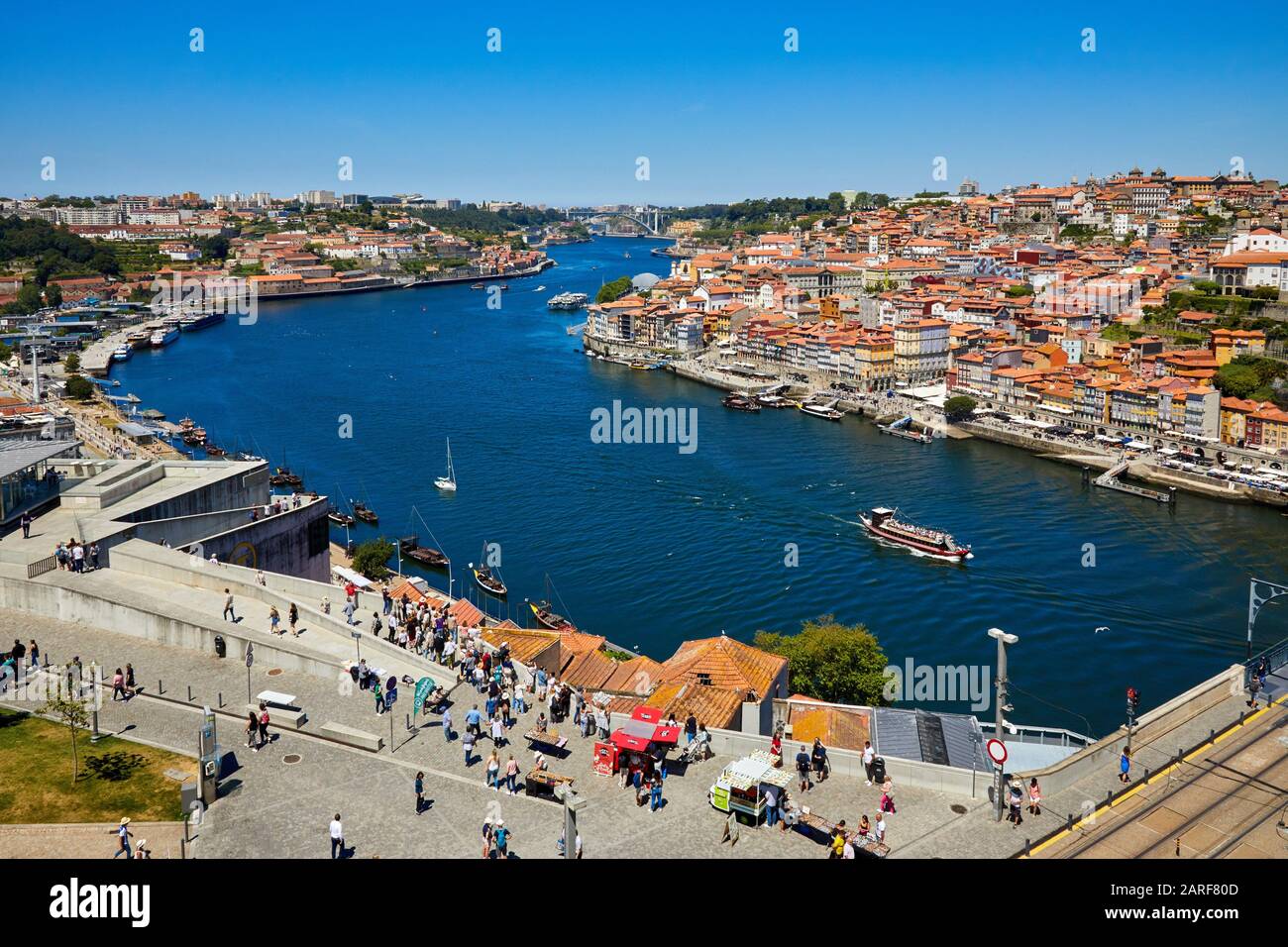 Bateau touristique, rivière Rio Douro, pont Ponte Dom Luis I, Porto, Portugal Banque D'Images