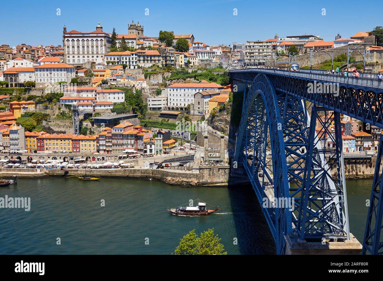 Bateau touristique, rivière Rio Douro, pont Ponte Dom Luis I, Porto, Portugal Banque D'Images