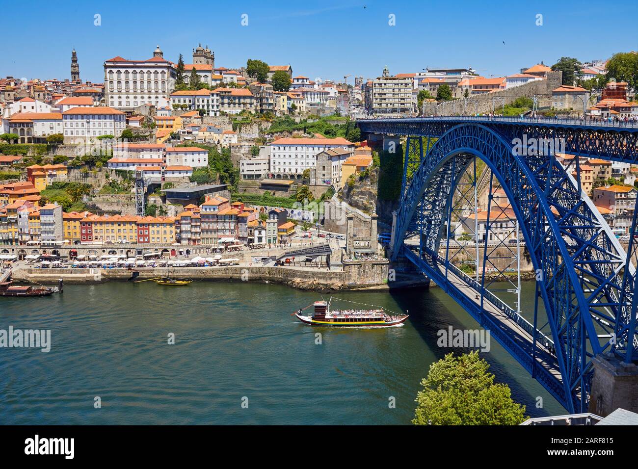 Bateau touristique, rivière Rio Douro, pont Ponte Dom Luis I, Porto, Portugal Banque D'Images