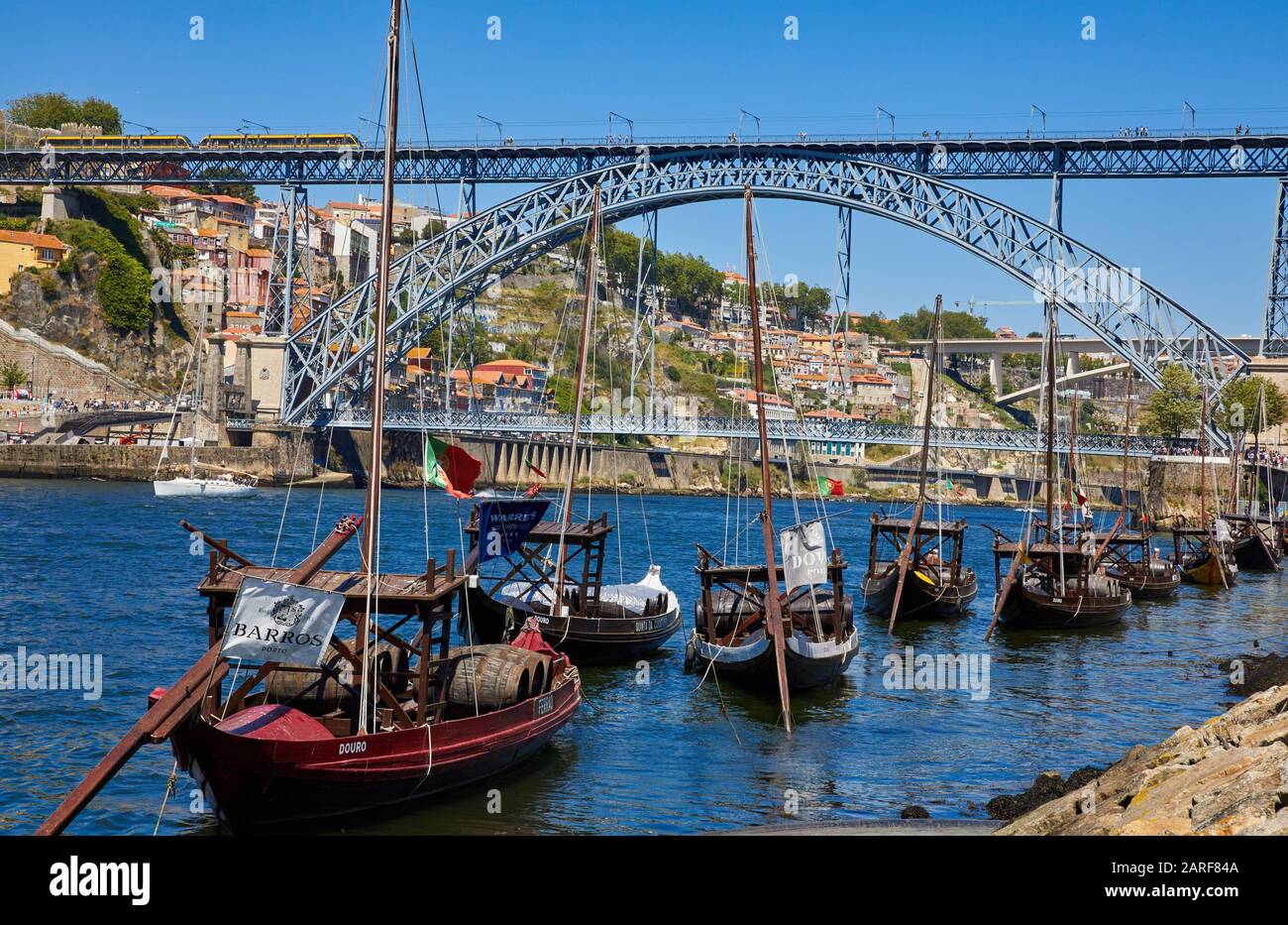 Bateaux de chargement portugais traditionnels transportant du vin de port, rivière Rio Douro, Vila Nova de Gaia, pont Ponte Dom Luis I, Porto, Portugal Banque D'Images