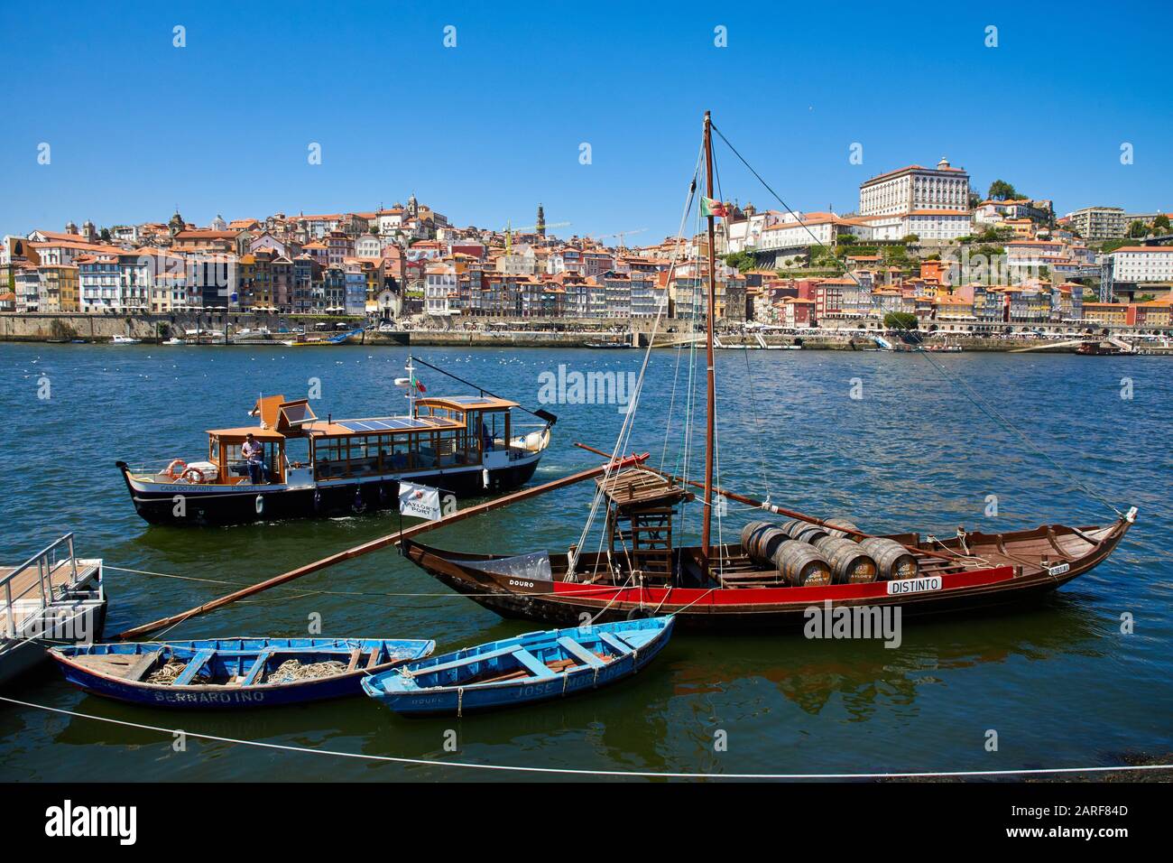 Bateaux de chargement en bois portugais traditionnels transportant du vin de port, rivière Rio Douro, Vila Nova de Gaia, Porto, Portugal Banque D'Images