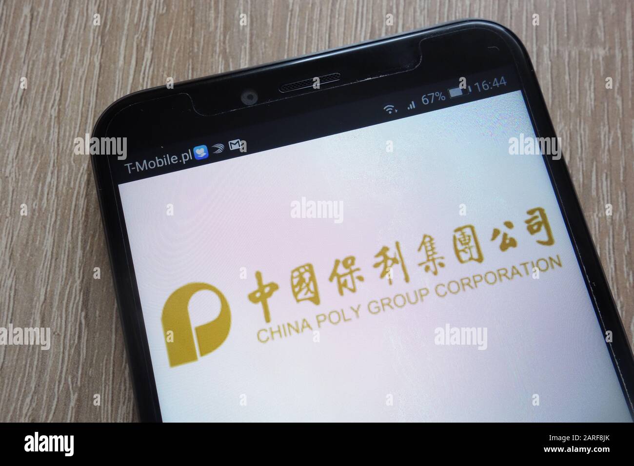 Logo China Poly Group Corporation affiché sur un smartphone moderne Banque D'Images