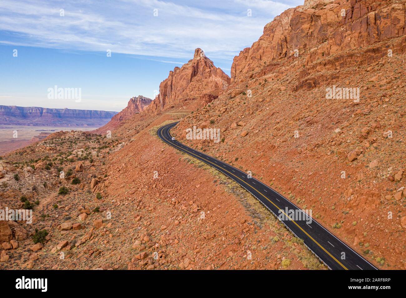 Vue panoramique sur une route vers la ville de Page, Arizona Banque D'Images