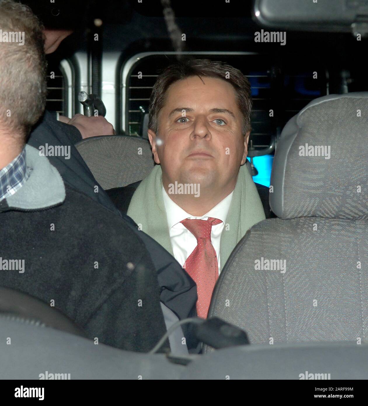 L'historien controversé David Irving et le leader du BNP Nick Griffin passent par des manifestants tout en participant en tant que conférenciers invités à la réunion de la société de débat d'Oxford Union en 2007. Banque D'Images