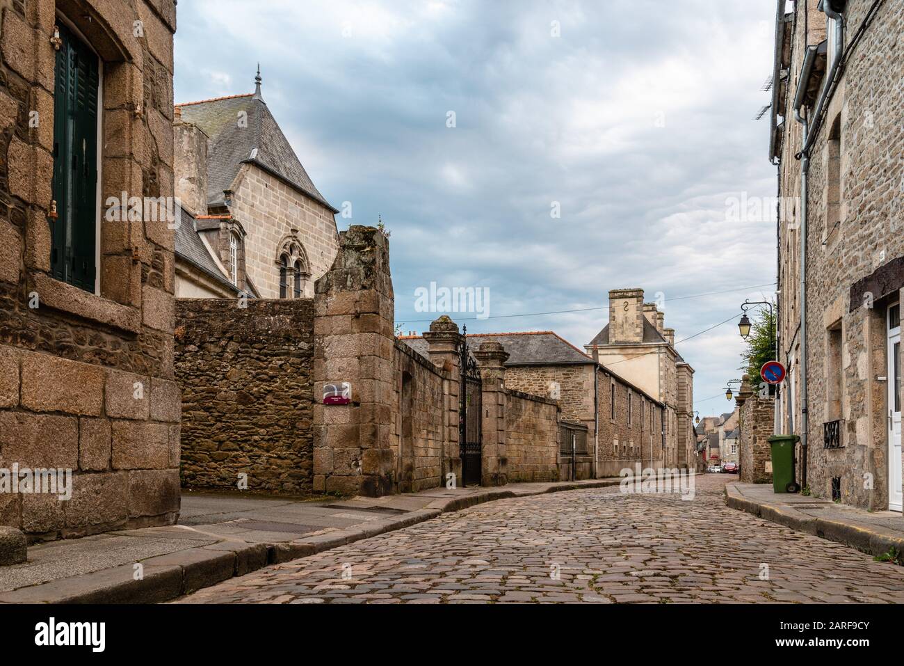 Ancienne rue pavée avec maisons médiévales en pierre dans le centre-ville de Dinan, Bretagne française. Banque D'Images