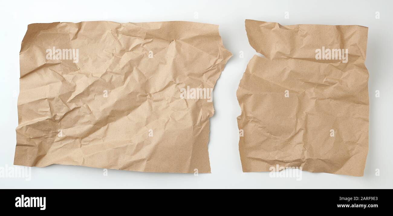 nettoyez la feuille de papier d'artisanat marron déchirée sur un fond blanc, modèle pour le concepteur. Banque D'Images
