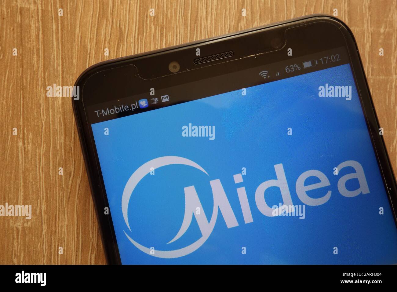 Logo Midea affiché sur un smartphone moderne Banque D'Images