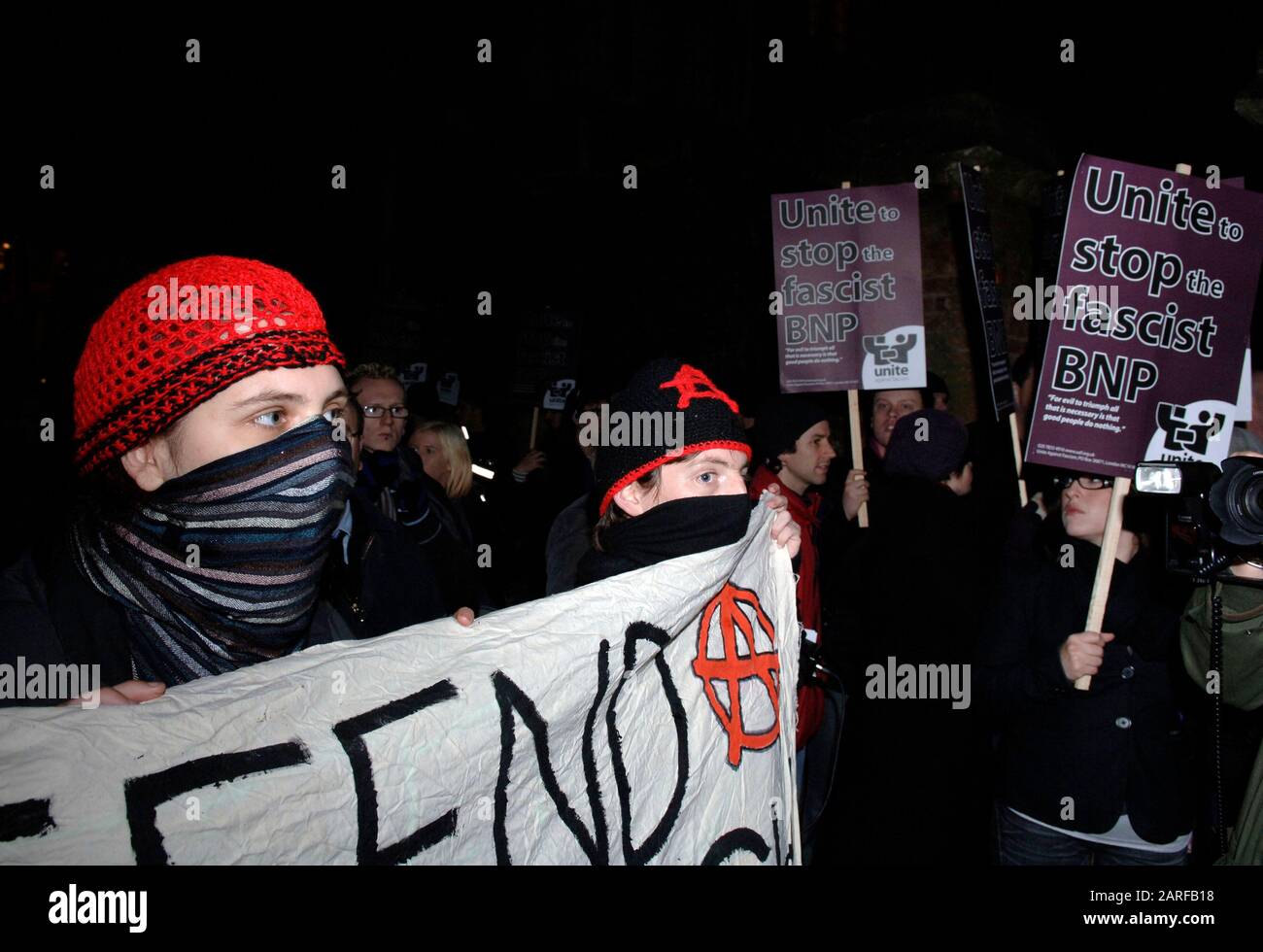 L'historien controversé David Irving et le leader du BNP Nick Griffin passent par des manifestants tout en participant en tant que conférenciers invités à la réunion de la société de débat d'Oxford Union en 2007. Banque D'Images