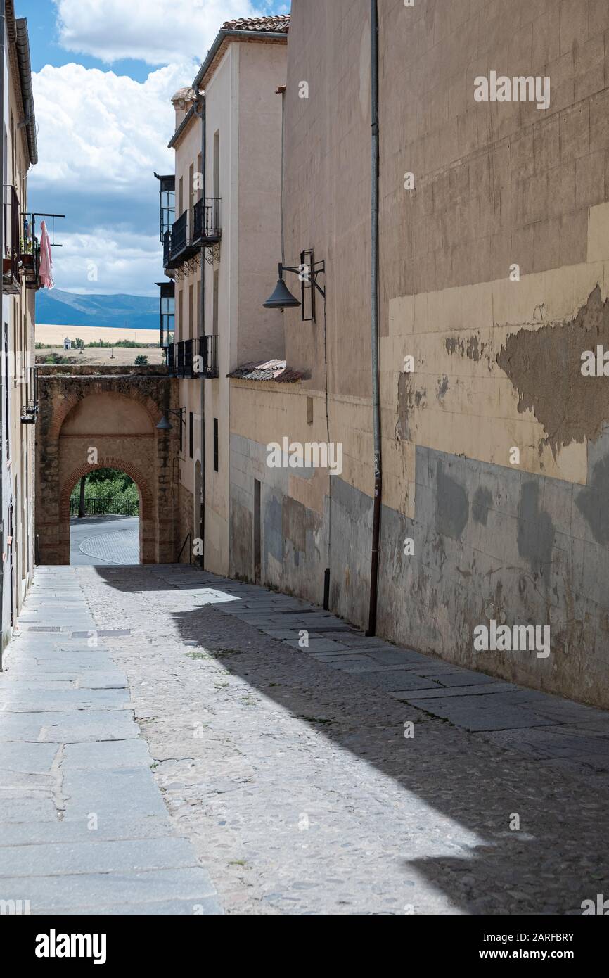 Petite rue dans la ville de Segovia dans le vieux quartier juif de la ville Banque D'Images