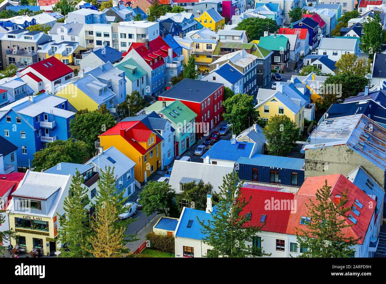Maisons Rouges Et Vertes Colorées Jaune Voitures Rues Reykjavik Islande. La plupart des maisons sont en métal ondulé. Banque D'Images