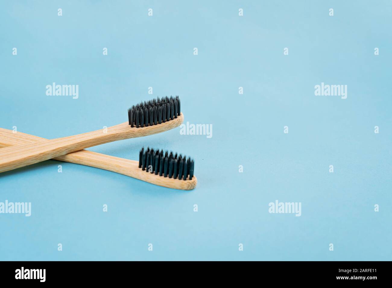Deux brosses à dents en bambou sur fond bleu. Style de vie écologique Banque D'Images