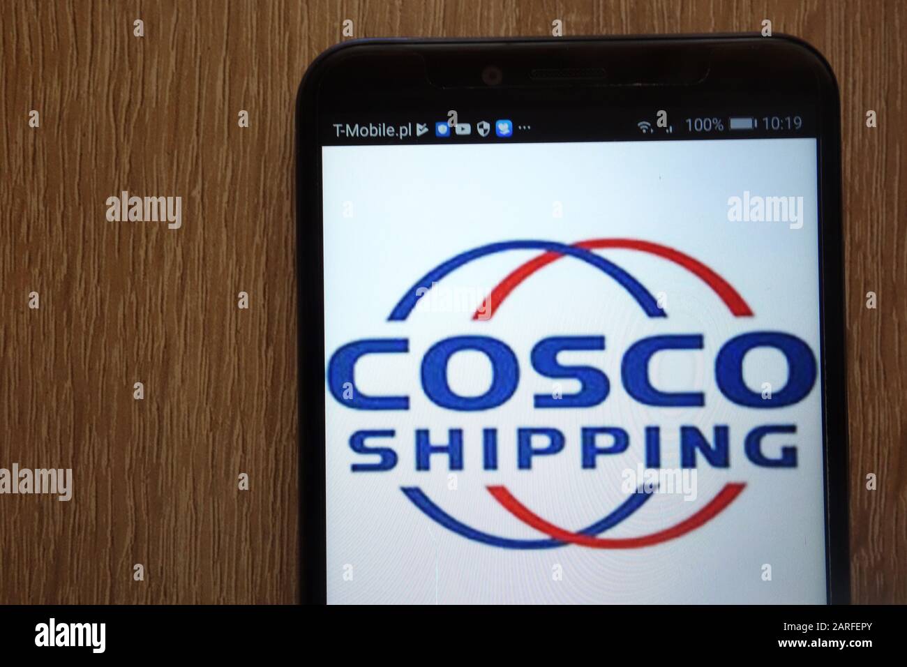 Logo China Ocean Shipping Company affiché sur un smartphone moderne Banque D'Images