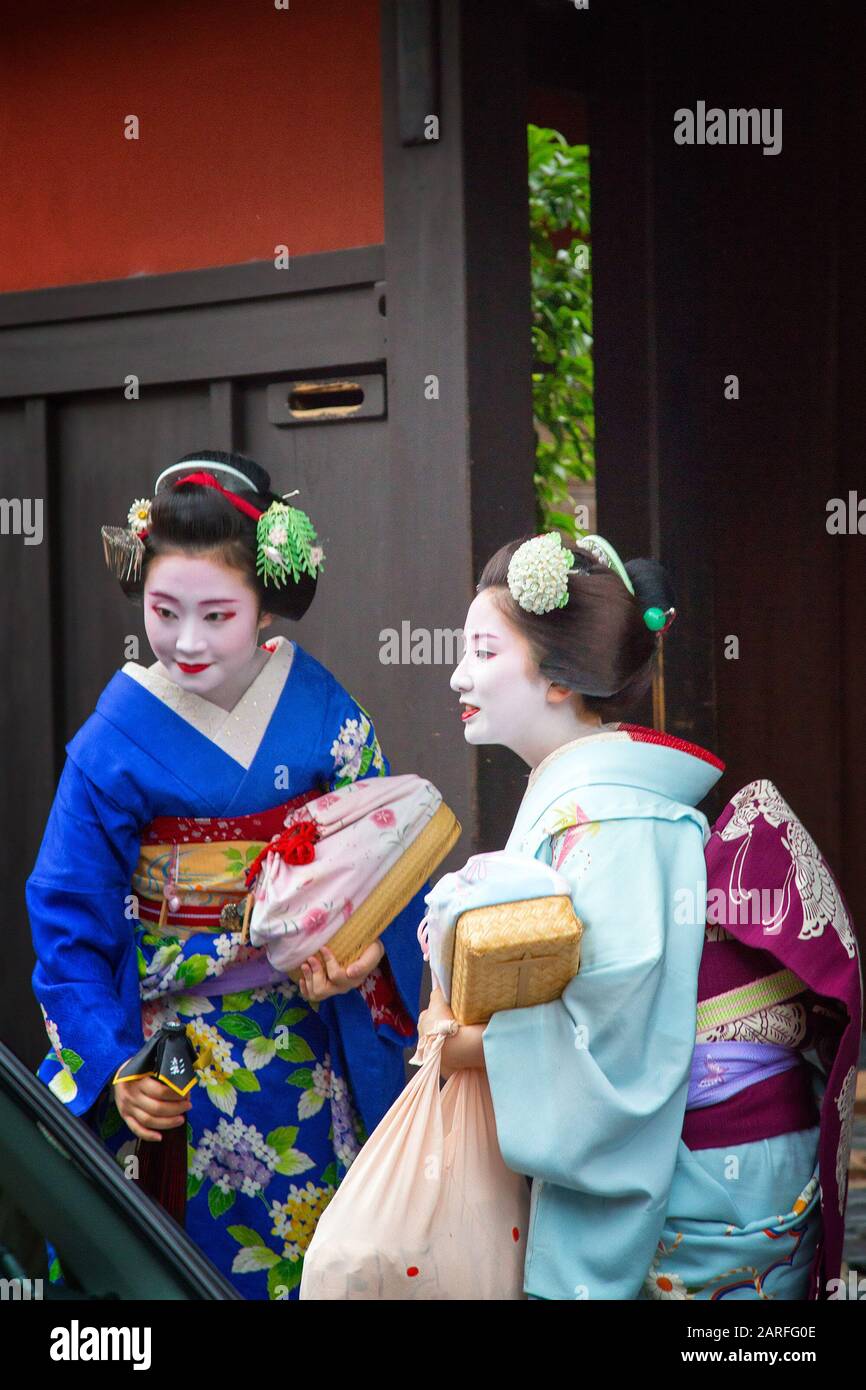 Kyoto, JAPON - 15 juin 2016. Geisha émerge d'un taxi dans une maison à Gion, Kyoto, Japon. Banque D'Images