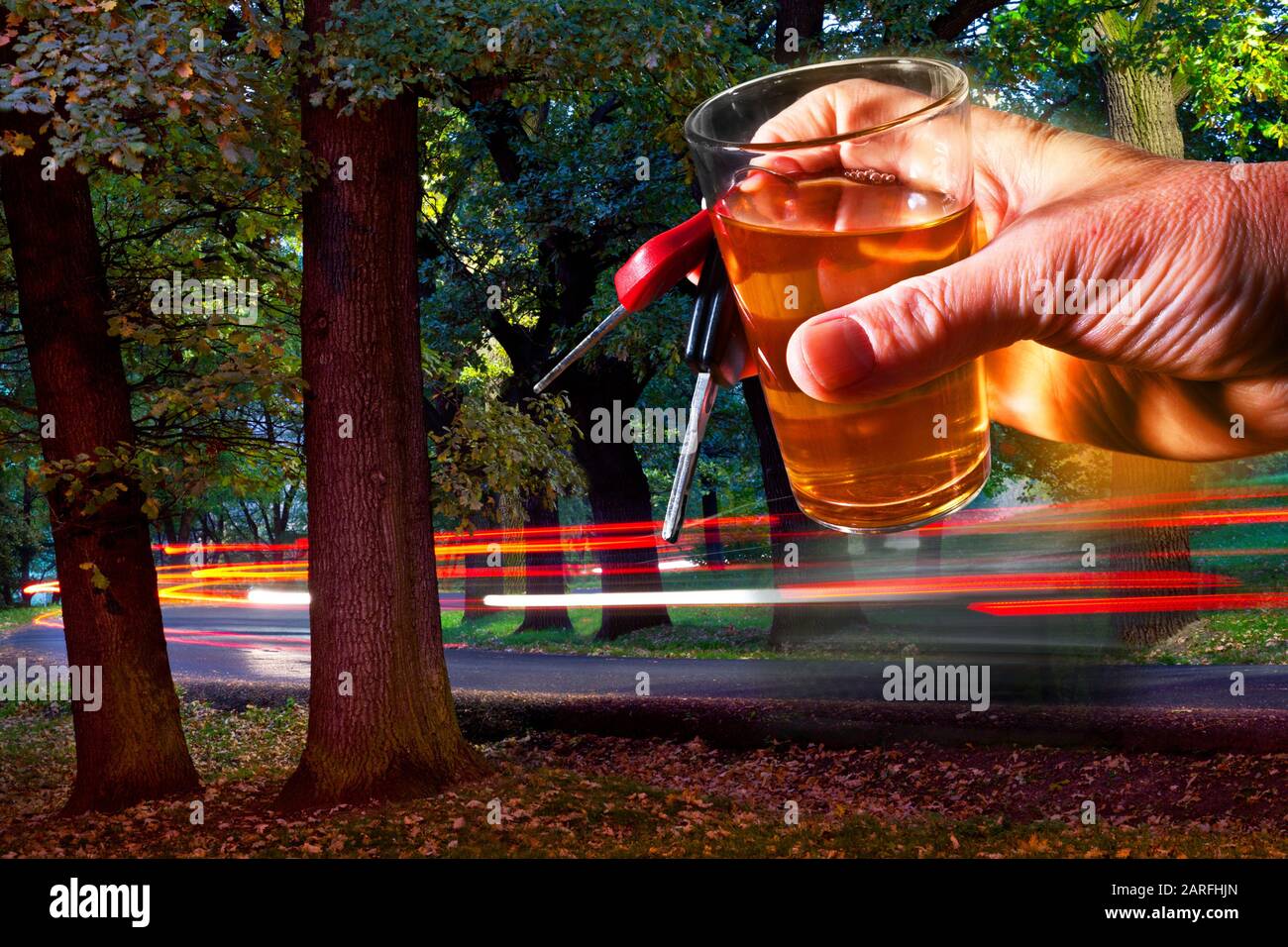 Man Holding Car Key et verre de spiritueux Banque D'Images