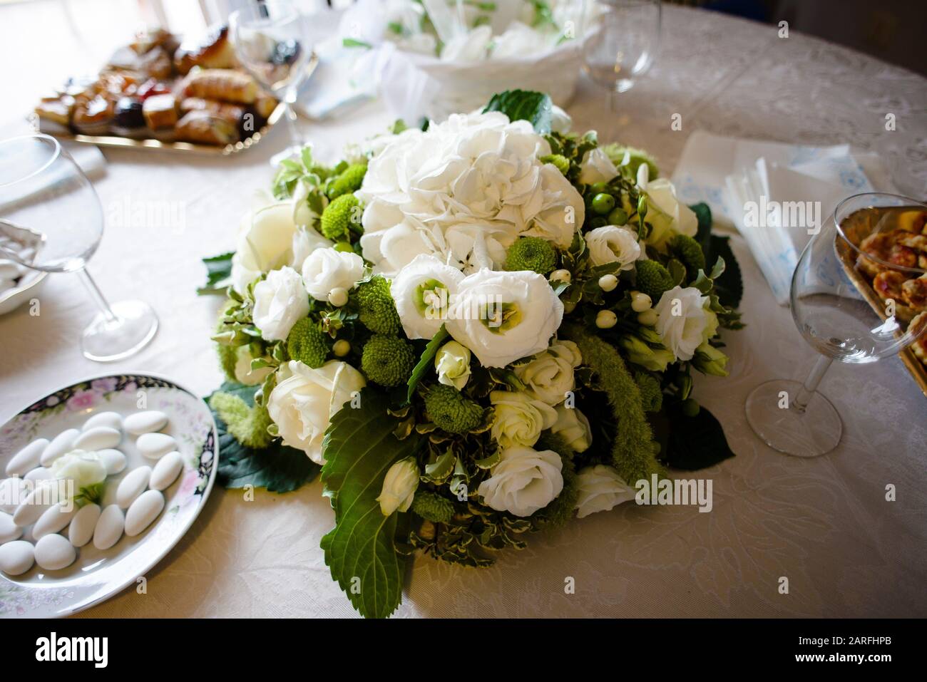 Centre de la table de fleurs dans le mariage Photo Stock - Alamy