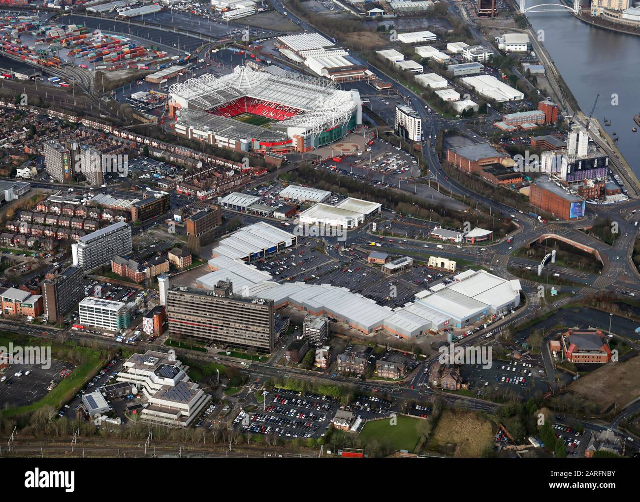 Vue aérienne du White City Retail Park, du stade Old Trafford de Manchester United, de Stretford, de Manchester, au Royaume-Uni Banque D'Images