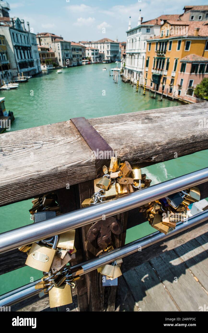 Cadenas d'amoureux placés sur le pont de Venise Photo Stock - Alamy