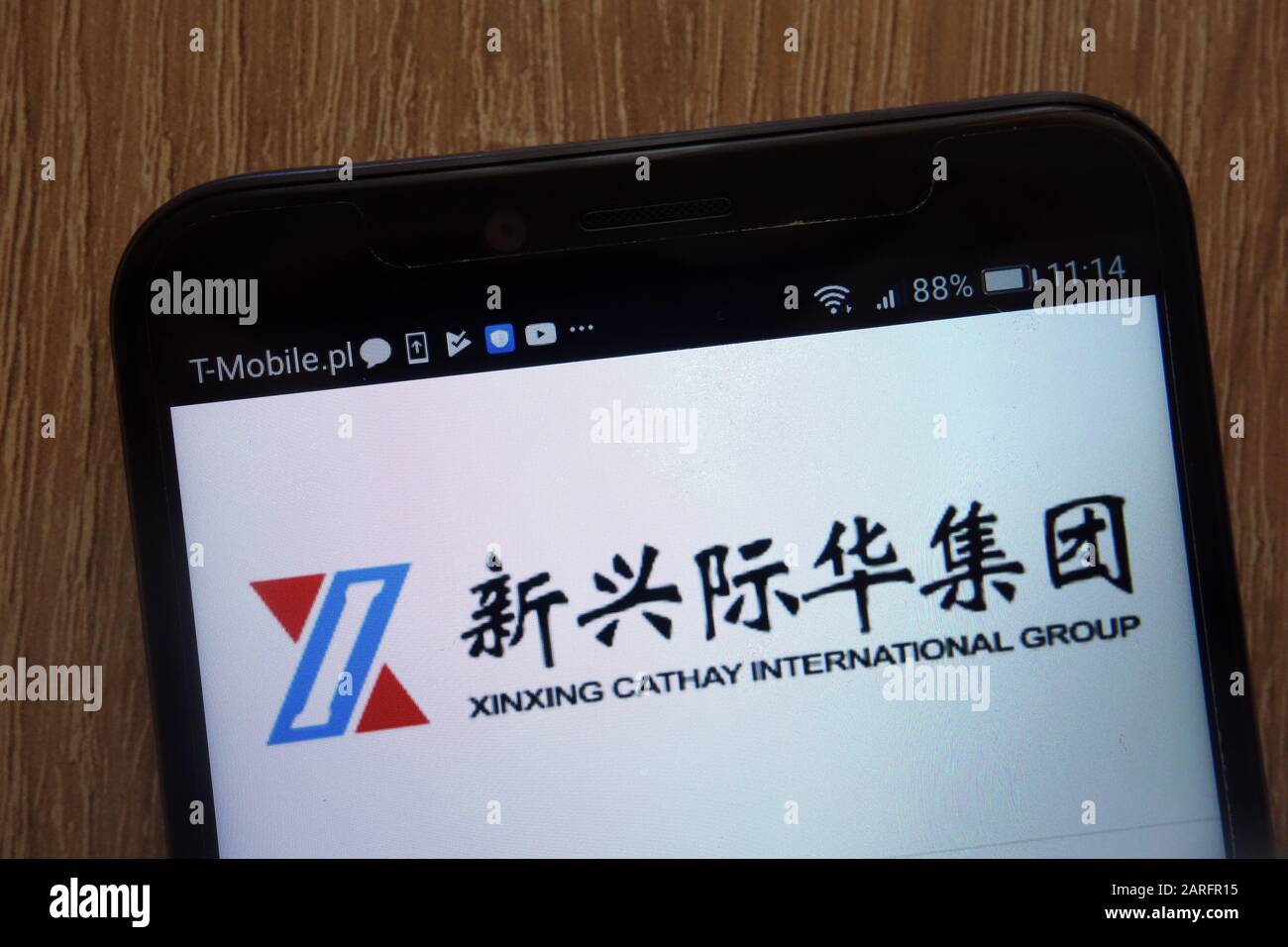 Xinxing Cathay International Group logo affiché sur un smartphone moderne Banque D'Images