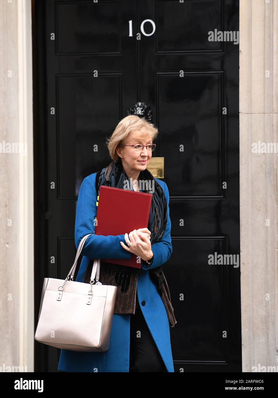 Le secrétaire aux affaires Andrea Leadsom quitte Downing Street, Londres, après une réunion du Conseil de sécurité national. Banque D'Images