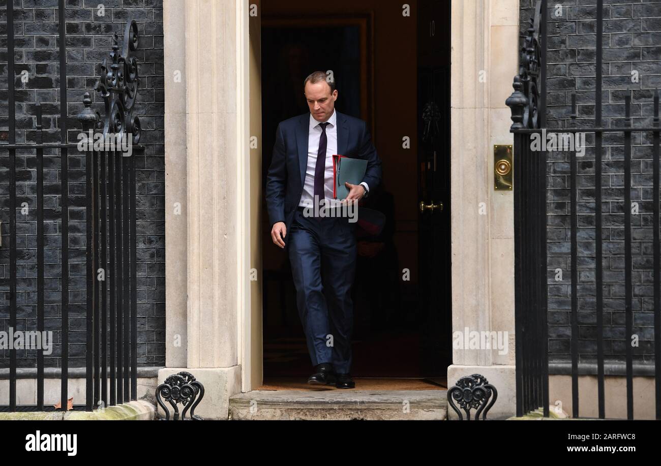 Le secrétaire des Affaires étrangères Dominic Raab quitte Downing Street, Londres, après une réunion du Conseil de sécurité national. Banque D'Images