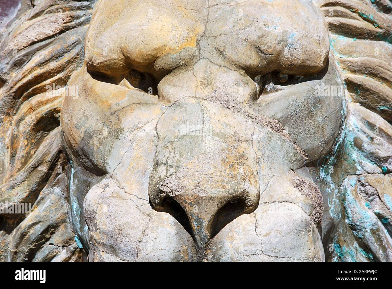 Gros plan sur le visage de la sculpture de lion avec un look lourd Banque D'Images