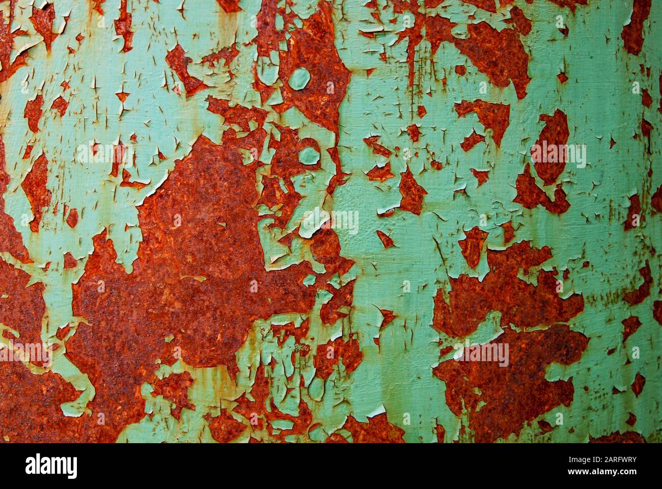 Mur de fer oxydé avec rouille et pillé de peinture verte Banque D'Images