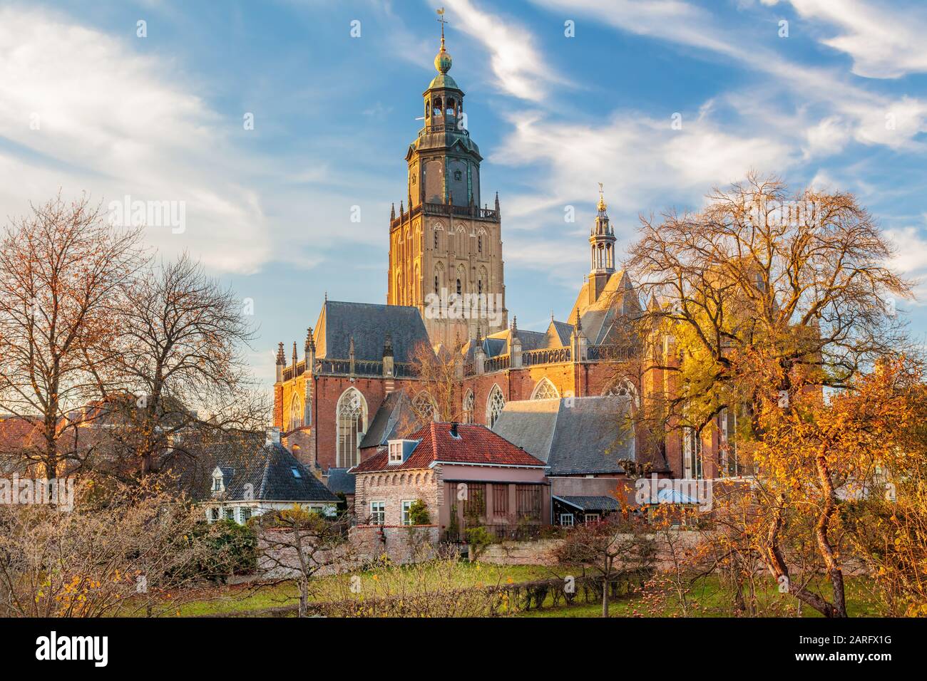 Vue panoramique sur le centre-ville médiéval de la ville néerlandaise Zutphen dans le Gueldre Banque D'Images