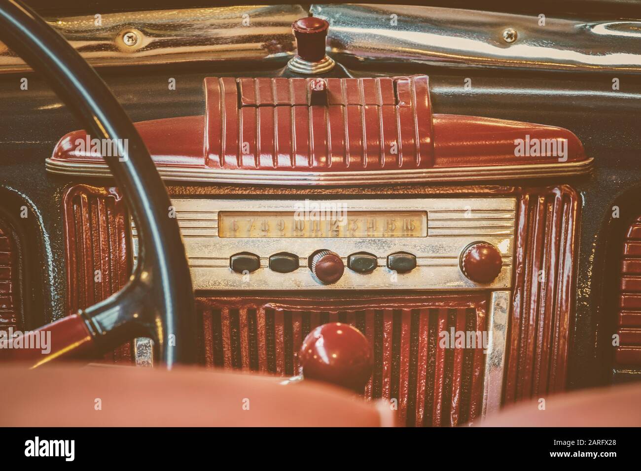 Image de style rétro d'une ancienne radio automobile à l'intérieur d'une voiture classique rouge Banque D'Images