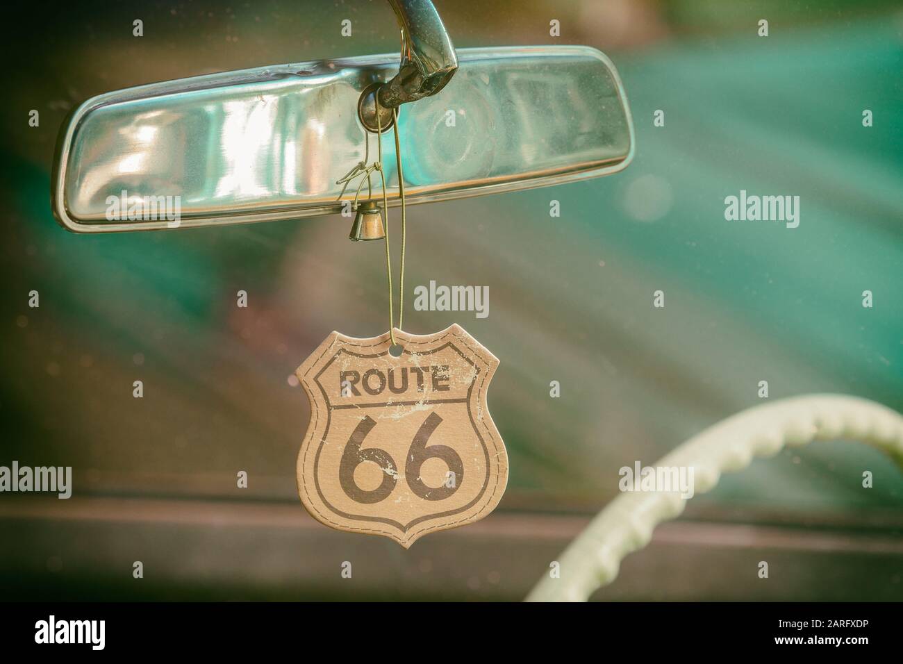 Badge route 66 accroché sur un miroir de voiture d'une voiture classique Banque D'Images