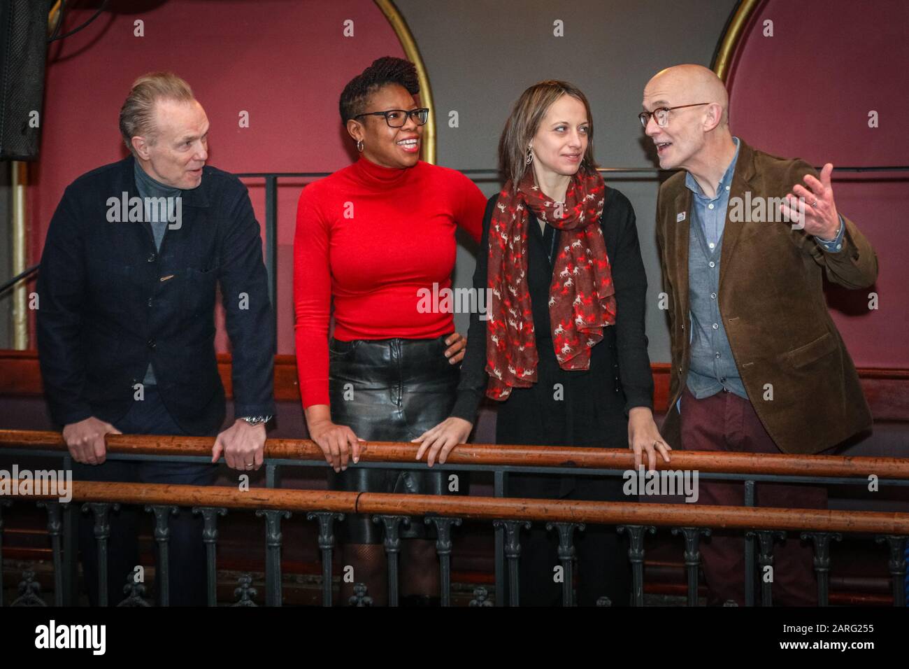 Hoxton Hall, Londres, 28 Janvier 2020. De gauche à droite : Gary Kemp, musicien, acteur et théatres Trust fiduciaire, Karena Johnson, directrice artistique et chef de la direction de Hoxton Hall, Helen Whatley, ministre des Arts, du Patrimoine et du Tourisme, Jon Morgan, directrice de Theaters Trust. Gary Kemp célèbre les 10 ans de réouverture réussie du Hoxton Hall et de sa suppression du registre des théâtres à risque. Theatres Trust travaille à l'assistance des théâtres britanniques exposés au redéveloppement, à la fermeture et à la démolition, et à la gestion du registre des théâtres en péril pour mettre en valeur ces théâtres. Crédit: Imagetraceur/Alay Live News Banque D'Images