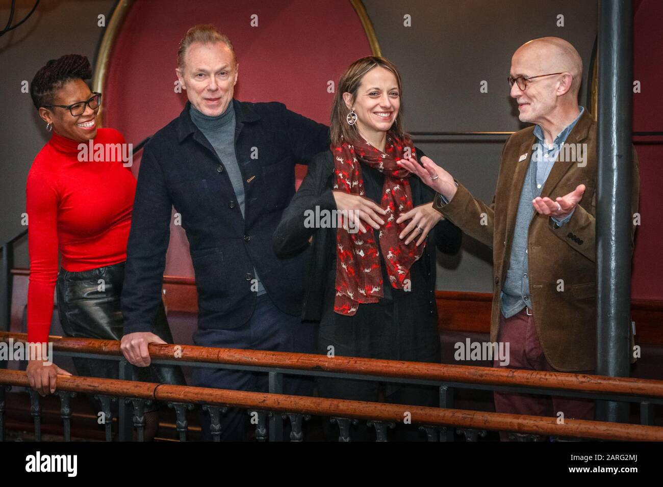 Hoxton Hall, Londres, 28 Janvier 2020. De gauche à droite : Karena Johnson, directrice artistique et chef de la direction de Hoxton Hall, Gary Kemp, musicien, acteur et fiduciaire de Theaters Trust, Helen Whatley, ministre des Arts, du Patrimoine et du Tourisme, Jon Morgan, directrice de Theaters Trust. Gary Kemp célèbre le 10 ans anniversaire de la réouverture réussie du Hoxton Hall et de son retrait du registre des théâtres en péril. Theatres Trust travaille à l'assistance des théâtres britanniques exposés au redéveloppement, à la fermeture et à la démolition, et à la gestion du registre des théâtres en péril pour mettre en valeur ces théâtres. Banque D'Images