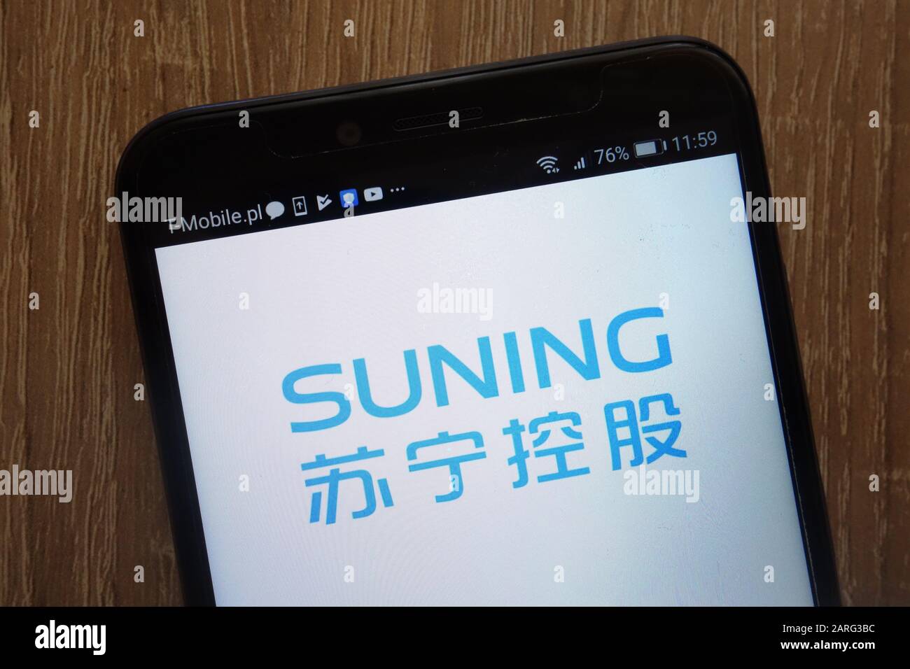 Logo Suning Holdings Group affiché sur un smartphone moderne Banque D'Images