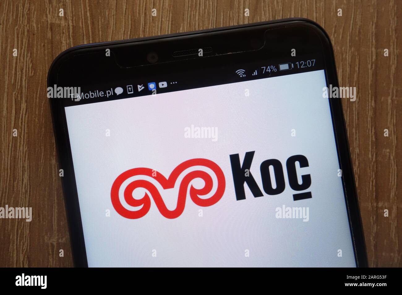 Logo Koc Holding affiché sur un smartphone moderne Banque D'Images Logo Koc Holding affiché sur un smartphone moderne Banque D'Images