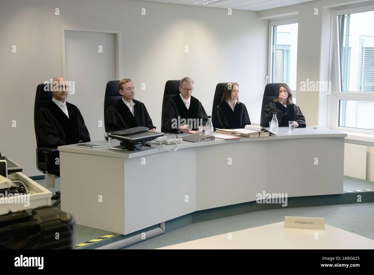 Berlin, Allemagne. 28 janvier 2020. Les juges siègent dans une salle du Tribunal administratif de Berlin. Là, ils ont négocié une interdiction d'utiliser une auberge dans les locaux de l'ambassade de Corée du Nord. Crédit: Paul Zinken/dpa/ZB/dpa/Alay Live News Banque D'Images