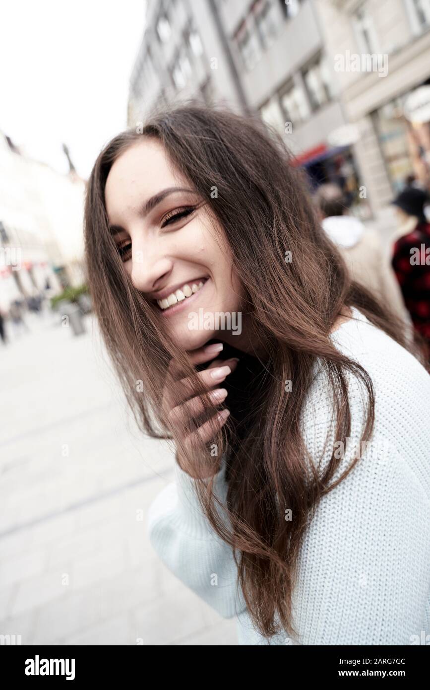 Portrait d'une jeune femme heureuse avec des yeux à moitié fermés. Munich,  Allemagne Photo Stock - Alamy