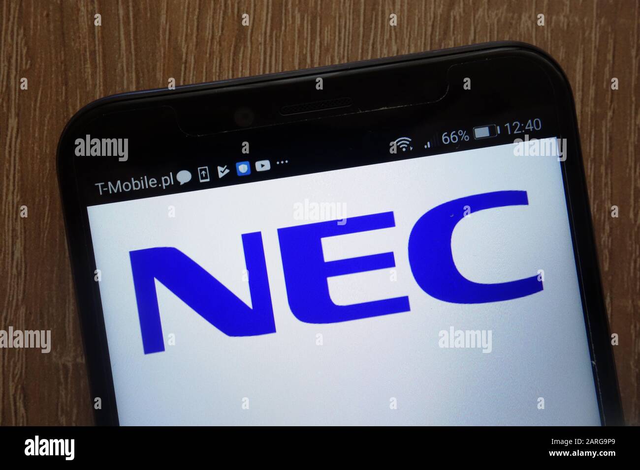 Logo NEC Corporation affiché sur un smartphone moderne Banque D'Images