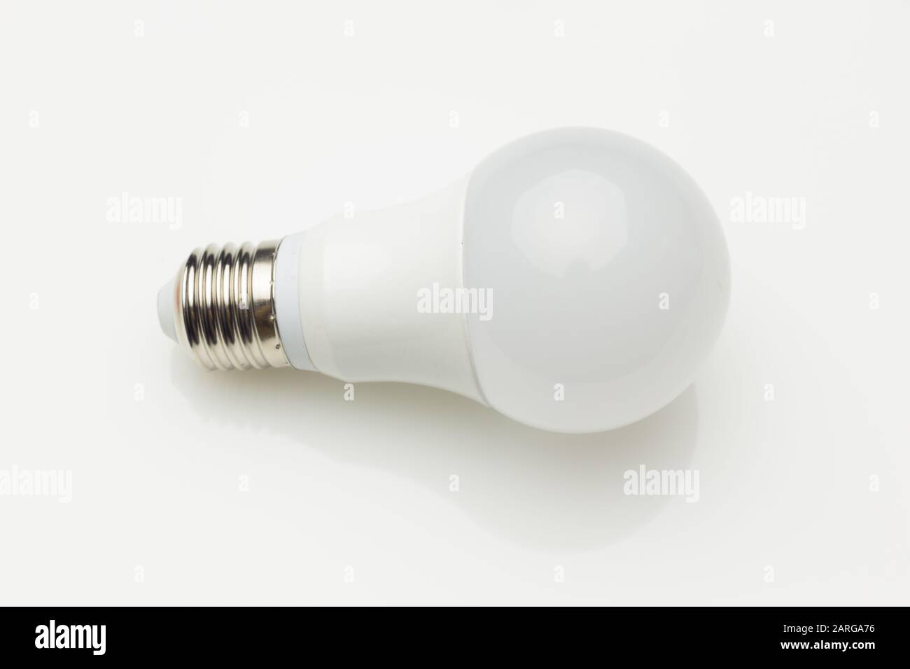 Faible consommation, moins de chaleur, consommation responsable avec de l'énergie; ampoules à économie d'énergie et luminosité maximale pour bien voir, lire bien; Parfaitement il Banque D'Images