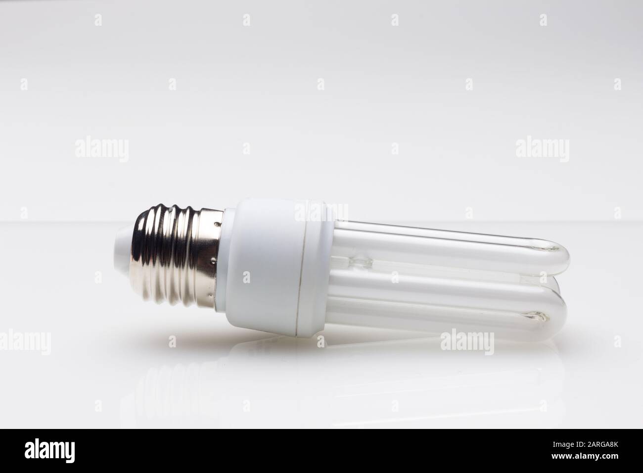 Faible consommation, moins de chaleur, consommation responsable avec de l'énergie; ampoules à économie d'énergie et luminosité maximale pour bien voir, lire bien; Parfaitement il Banque D'Images