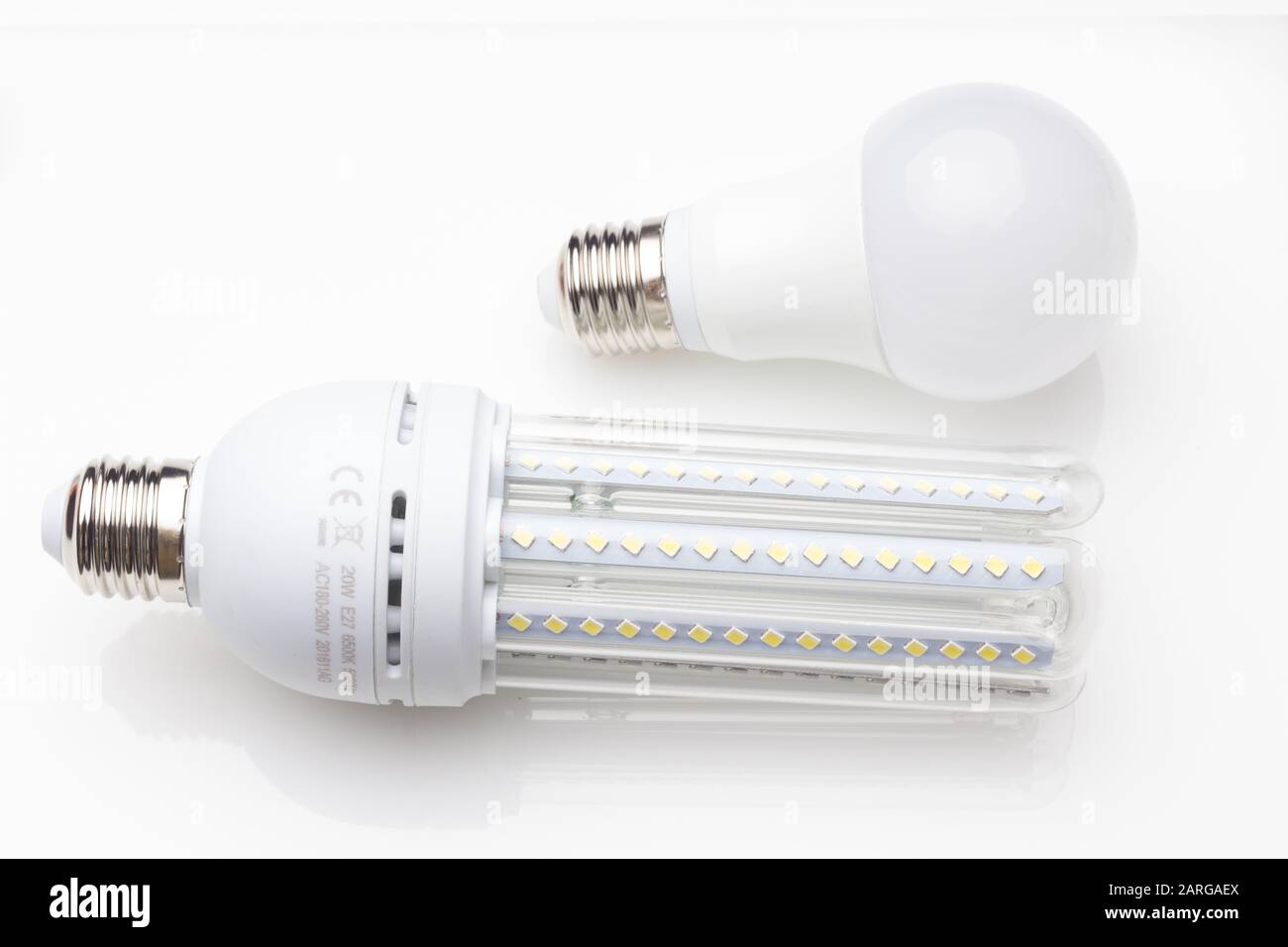 Faible consommation, moins de chaleur, consommation responsable avec de l'énergie; ampoules à économie d'énergie et luminosité maximale pour bien voir, lire bien; Parfaitement il Banque D'Images