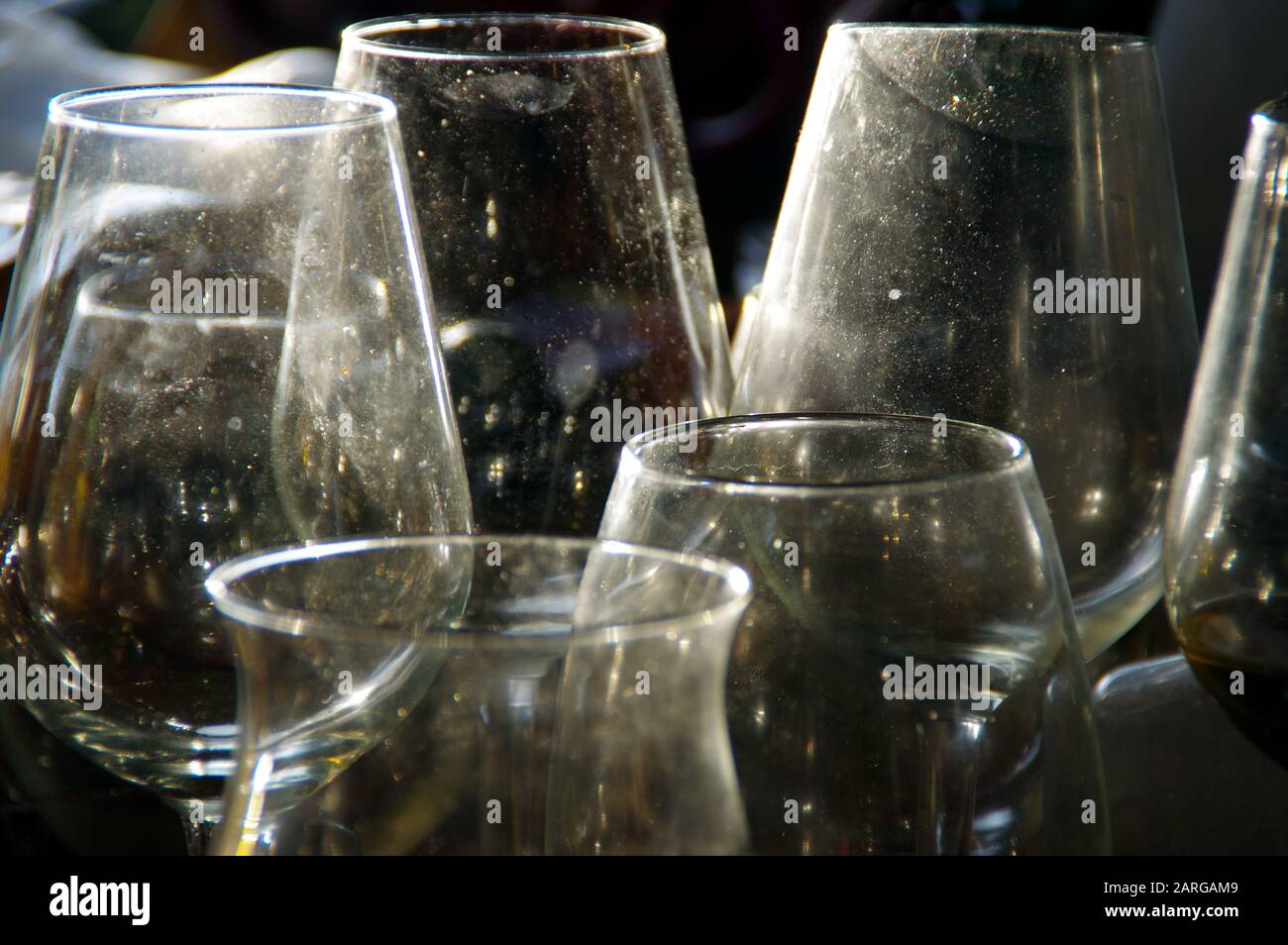 Verres à vin en verre sales sur la table. Mess après la fête à la maison. Banque D'Images