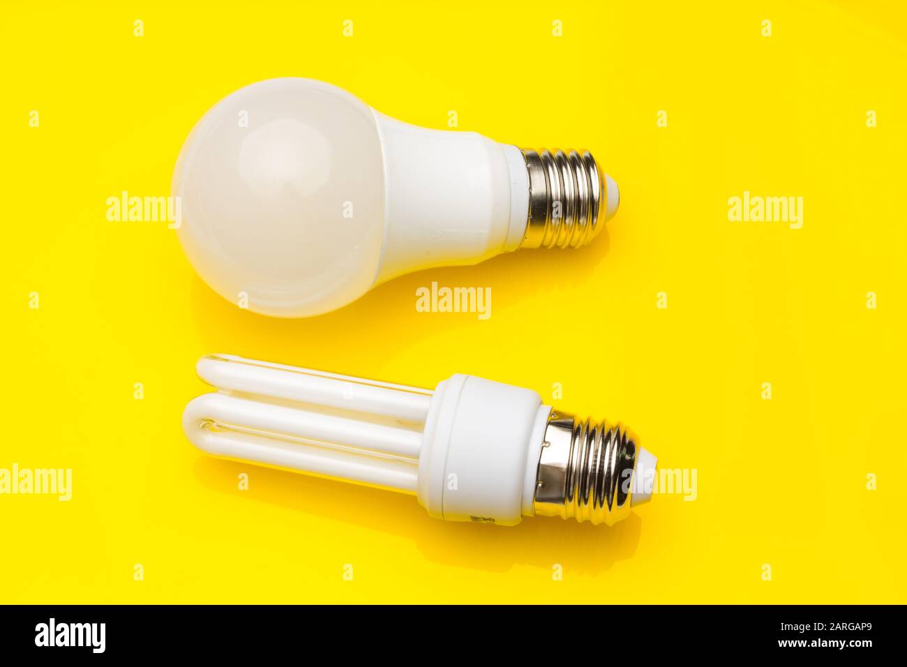 Faible consommation, moins de chaleur, consommation responsable avec de l'énergie; ampoules à économie d'énergie et luminosité maximale pour bien voir, lire bien; Parfaitement il Banque D'Images