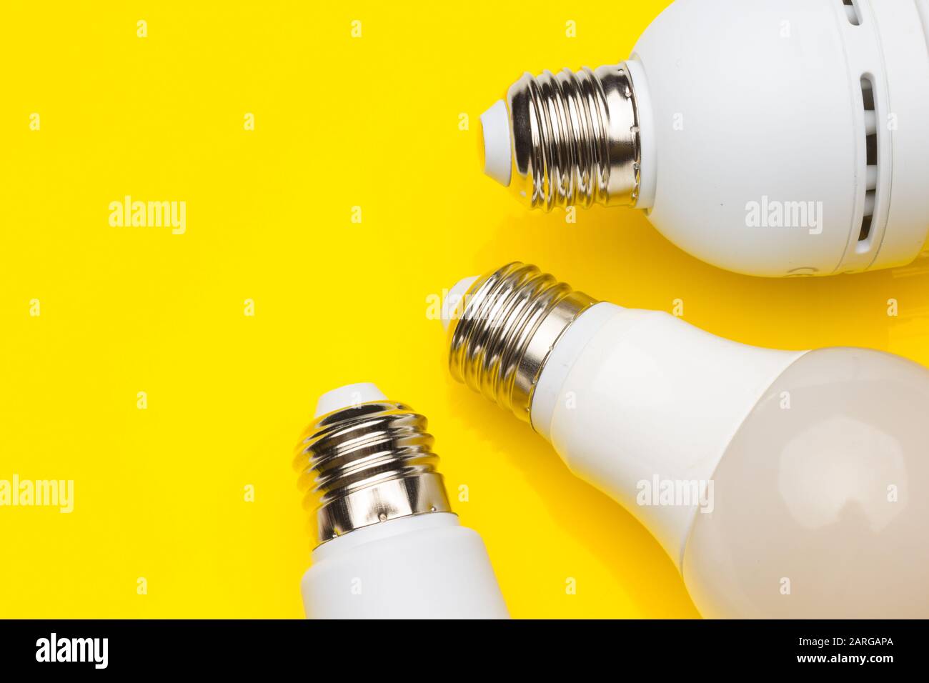 Faible consommation, moins de chaleur, consommation responsable avec de l'énergie; ampoules à économie d'énergie et luminosité maximale pour bien voir, lire bien; Parfaitement il Banque D'Images